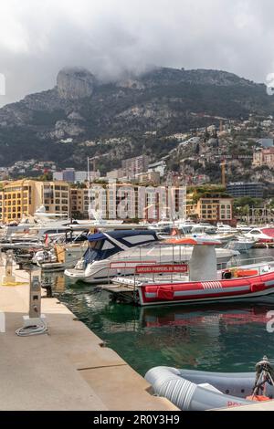 Fontvieille, Monaco, April 20. 2023:- der Hafen von Fontvieille in Monaco. Fontvieille besteht aus zurückgewonnenem Land. Stockfoto