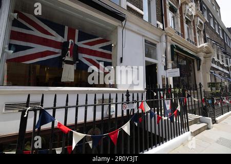 Savile Row, die vor der Krönung am 06. 2023. Mai Boutiquen mit modischer Kleidung und Schaufenstern für König Karl III. Zusammenstellt. Stockfoto