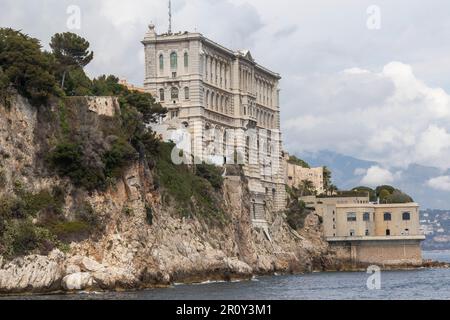 Fontvieille, Monaco, 20. 2023. April:- das Ozeanographische Museum von Monaco aus dem Bezirk Fontvieille. Fontvieille besteht aus zurückgewonnenem Land Stockfoto