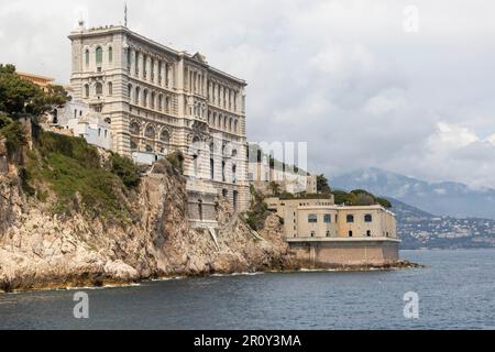 Fontvieille, Monaco, 20. 2023. April:- das Ozeanographische Museum von Monaco aus dem Bezirk Fontvieille. Fontvieille besteht aus zurückgewonnenem Land Stockfoto