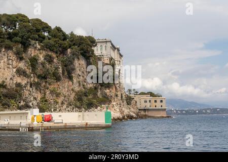 Fontvieille, Monaco, 20. 2023. April:- das Ozeanographische Museum von Monaco aus dem Bezirk Fontvieille. Fontvieille besteht aus zurückgewonnenem Land Stockfoto