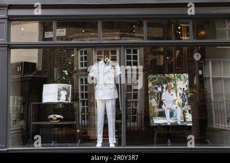 Savile Row, die vor der Krönung am 06. 2023. Mai Boutiquen mit modischer Kleidung und Schaufenstern für König Karl III. Zusammenstellt. Stockfoto