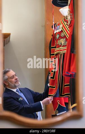 Savile Row, die vor der Krönung am 06. 2023. Mai Boutiquen mit modischer Kleidung und Schaufenstern für König Karl III. Zusammenstellt. Stockfoto