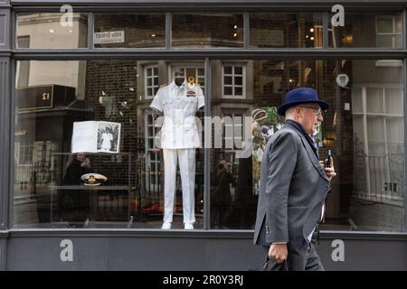 Savile Row, die vor der Krönung am 06. 2023. Mai Boutiquen mit modischer Kleidung und Schaufenstern für König Karl III. Zusammenstellt. Stockfoto