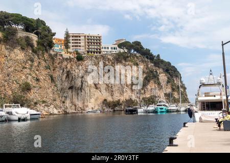 Fontvieille, Monaco, April 20. 2023:- der Hafen von Fontvieille in Monaco. Fontvieille besteht aus zurückgewonnenem Land. Stockfoto