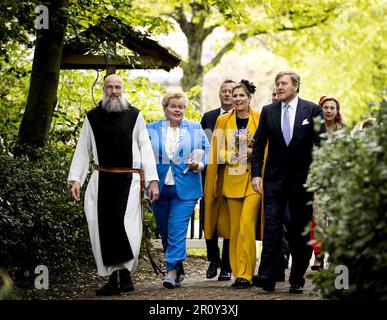 SCHIERMONIKOG - König Willem-Alexander und Königin Maxima werden von Bruder Alberic in Klooster Schiermonnikoog begrüßt. Das königliche Paar wird einen zweitägigen regionalen Besuch der Wadden Islands abstatten. ANP KOEN VAN WEEL niederlande raus - belgien raus Stockfoto