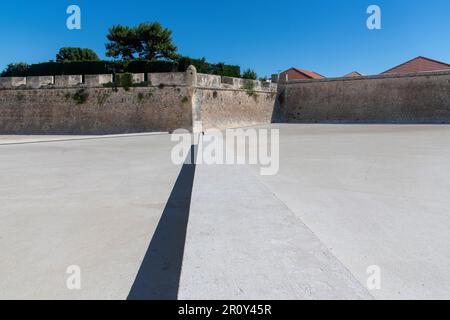 Cascais, Viertel Lissabon, Portugal-Oktober 2022; Blick aus dem niedrigen Winkel auf die Zitadelle der Festung Cascais an der Küste und den Fluss Tejo Stockfoto