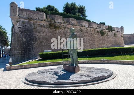 Cascais, Viertel Lissabon, Portugal-Oktober 2022; Blick aus dem niedrigen Winkel auf die Zitadelle der Festung Cascais an der Küste und den Fluss Tejo Stockfoto