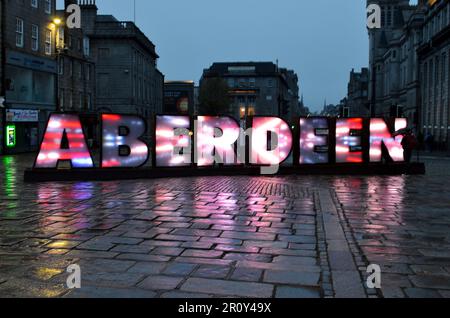 ABERDEEN, SCHOTTLAND - 9. MAI 2023: Das neue Aberdeen-Schild auf dem Castlegate. Bei einer Höhe von zwei Metern wird er von 98.000 Glühbirnen beleuchtet. Stockfoto