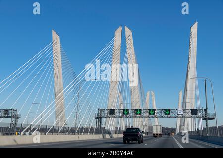 Aus der Perspektive des Fahrers über die Straße der I-287 auf der Tappan Zee Bridge mit zwei Seilbahnen, offiziell Gouverneur Mario M. Cuomo Bridge Stockfoto