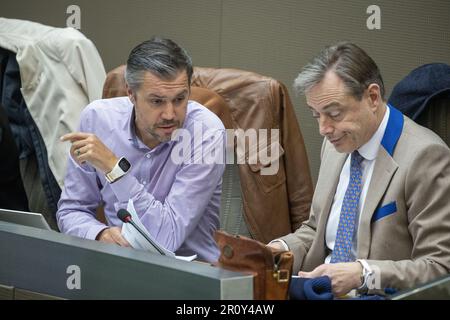 Brüssel, Belgien. 10. Mai 2023. Jeroen Tiebout von N-VA und Bart De Wever von N-VA wurden auf einer Plenarsitzung des Flämischen Parlaments am Mittwoch, den 10. Mai 2023 in Brüssel abgebildet. BELGA FOTO NICOLAS MAETERLINCK Kredit: Belga News Agency/Alamy Live News Stockfoto