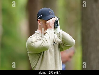 Brendan Lawlor befragt den Golfplatz am ersten Tag der G4D Open im Woburn Golf Club, Milton Keynes. Bilddatum: Mittwoch, 10. Mai 2023. Stockfoto