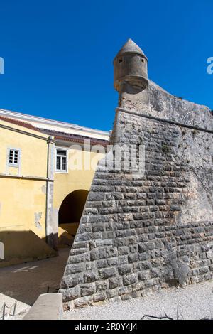 Cascais, Portugal - Oktober 2022; Blick auf die Mauer mit Turm im Inneren der Zitadelle von Cascais, jetzt das Cascais Citadel Palace Museum Stockfoto