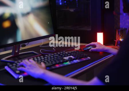 Hand einer weiblichen Cyber-Hacker-Gamer auf der Tastatur, um Spiele zu spielen oder ein Programmiersystem zu hacken. Stockfoto