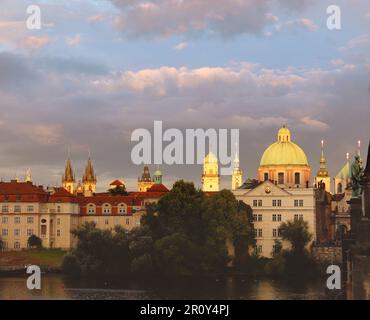 Europäische Stadt am Abend. Am Abend ist Prag bei Sonnenuntergang. Stockfoto