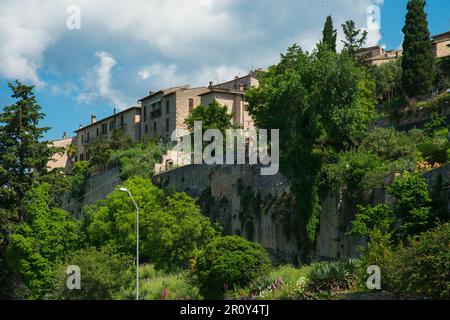 Panoramablick auf die Stadt Spello mit grünen Bäumen im Frühling, Umbrien, Italien Stockfoto