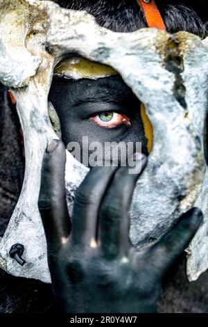 Die traditionelle Escalaplano de su Omadori Maske trägt die Maske aus dem Knochen des Ochsenbeckens. Stockfoto