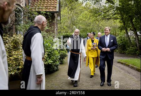 SCHIERMONIKOG - König Willem-Alexander und Königin Maxima erhalten eine Führung durch Klooster Schiermonnikoog. Das königliche Paar wird einen zweitägigen regionalen Besuch der Wadden Islands abstatten. ANP KOEN VAN WEEL niederlande raus - belgien raus Stockfoto