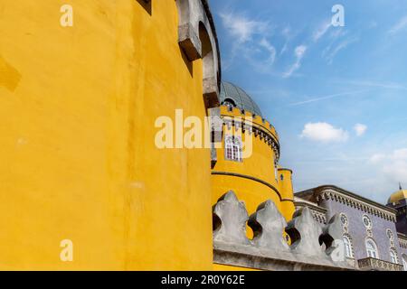 Sintra, Portugal-Oktober 2023: Aus der Nähe einen Teil der gelben Fassade mit Türmen und bunten Fliesen des Nationalpalastes von Pena Stockfoto