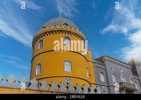 Sintra, Portugal - Oktober 2023: Flachblick auf einen Teil der bunten Fassade der Türme mit bunten Fliesen des Nationalpalastes von Pena Stockfoto