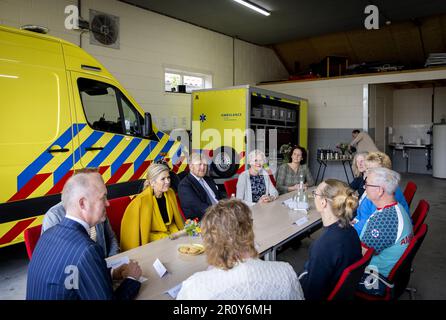 SCHIERMONIKOG - König Willem-Alexander und Königin Maxima im Gespräch mit Mitarbeitern der Ambulanz Schiermonnikoog. Das königliche Paar wird einen zweitägigen regionalen Besuch der Wadden Islands abstatten. ANP KOEN VAN WEEL niederlande raus - belgien raus Stockfoto