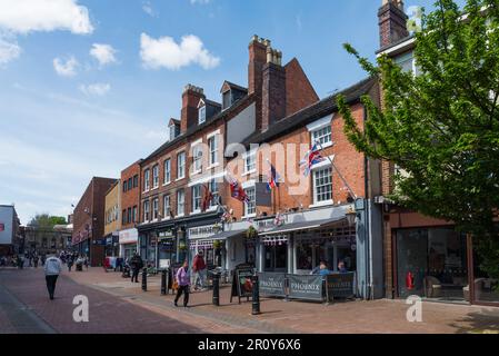 Geschäfte und Kneipen in George Street, Tamworth, Staffordshire Stockfoto