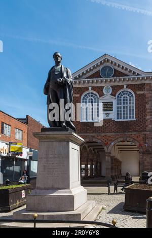 Sir Robert Peel Statue vor dem Tamworth Town Hall in Market Street, Tamworth, Staffordshire Stockfoto