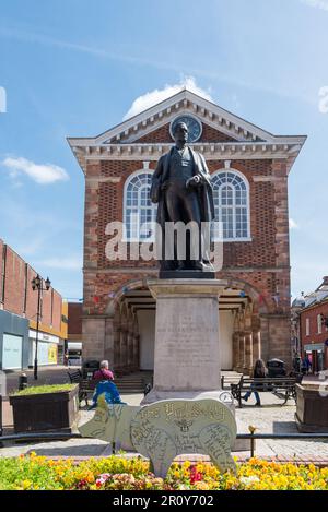 Sir Robert Peel Statue vor dem Tamworth Town Hall in Market Street, Tamworth, Staffordshire Stockfoto