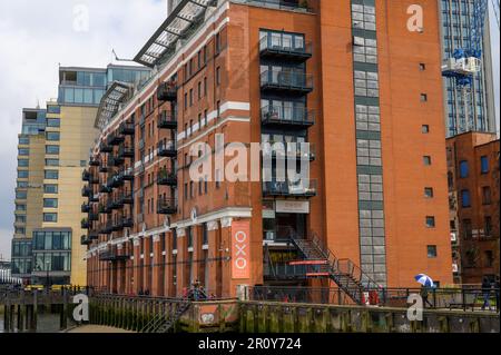 LONDON - 21. April 2023: Entdecken Sie das ultimative Luxusleben in den OXO Tower Wharf Apartments an der Themse mit atemberaubendem Blick auf Stockfoto