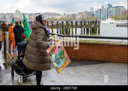 LONDON - 21. April 2023: Schließen Sie sich der Bewegung für Umweltschutz und nachhaltige Entwicklung an, indem Rebellion friedlich auslöscht Stockfoto