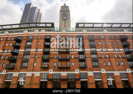 LONDON - 21. April 2023: Besuchen Sie die historische OXO Tower Wharf, um Londons beste Speisen, Kunst und Kultur zu probieren, mit atemberaubendem Blick auf die Themse und Stockfoto