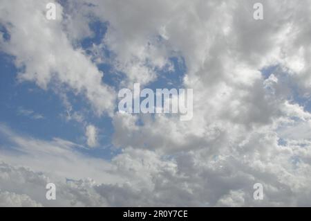 Wolken am Himmel mit ein wenig Himmel, der durchkommt Stockfoto