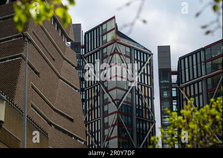 LONDON - 21. April 2023: Erleben Sie modernes Wohnen mit atemberaubendem Blick auf Tate Modern und die Themse von den hochwertigen Apartments am South Bank. Stockfoto