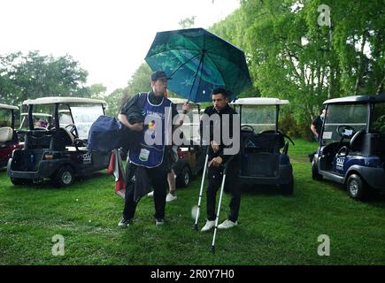 Adem Wahbi (rechts) geht zurück zum Clubhaus, da das Spiel aufgrund von Donner und Licht am ersten Tag der G4D Open im Woburn Golf Club, Milton Keynes, unterbrochen wird. Bilddatum: Mittwoch, 10. Mai 2023. Stockfoto