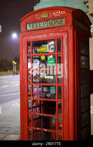 LONDON - 21. April 2023: Erleben Sie den alten Charme der traditionellen Londoner Telefonzelle mit einer Fülle von einzigartigen Aufklebern, einem wahren Symbol von Brian Stockfoto