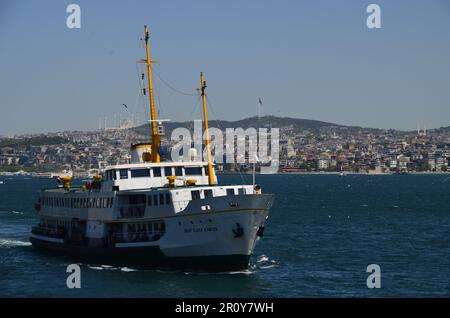 Bosporus, City Lines Fähre, Blaues Meer und Himmel, Stadtblick. Istanbul Türkiye. Stockfoto