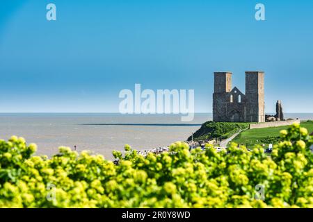 Reculver Towers in Kent, England, vom Küstenpfad zwischen Reculver und Herne Bay aus gesehen Stockfoto