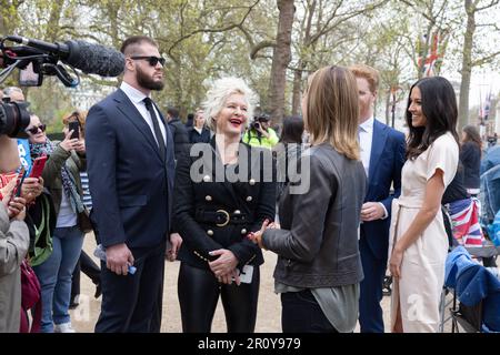 Künstler Alison Jackson mit Prinz Harry und Meghan Spoof Royal Look-a-Likes entlang der Mall, vor King Charles III. Krönung, London, England, Großbritannien Stockfoto