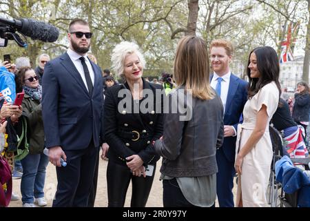 Künstler Alison Jackson mit Prinz Harry und Meghan Spoof Royal Look-a-Likes entlang der Mall, vor King Charles III. Krönung, London, England, Großbritannien Stockfoto