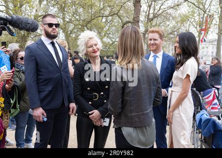 Künstler Alison Jackson mit Prinz Harry und Meghan Spoof Royal Look-a-Likes entlang der Mall, vor King Charles III. Krönung, London, England, Großbritannien Stockfoto