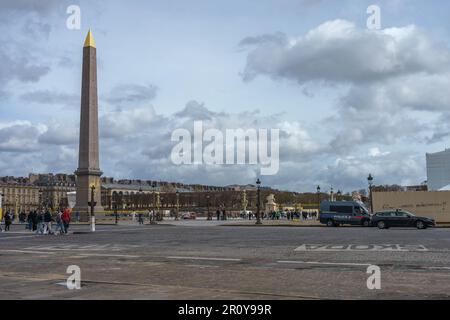 Place de la Concorde und Luxor Obelisk in Paris, Frankreich. 25. März 2023. Stockfoto