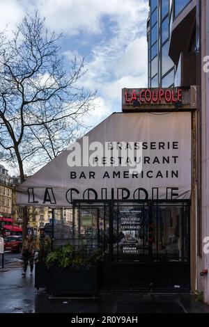 Brasserie La Coupole, französisches Restaurant am Boulevard du Montparnasse in Paris, Frankreich. 24. März 2023. Stockfoto