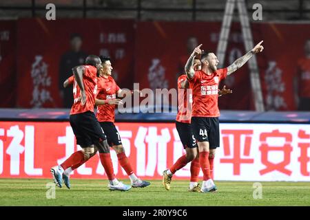 Peking, China. 10. Mai 2023. Die Spieler von Changchun Yatai feiern ihr Tor bei einem 2023. Staffel-Spiel der Chinese Football Association Super League (CSL) mit 6. Runden zwischen Changchun Yatai und Meizhou Hakka in Changchun in der nordchinesischen Provinz Jilin am 10. Mai 2023. Kredit: Yan Linyun/Xinhua/Alamy Live News Stockfoto