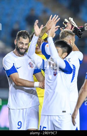 Peking, China. 10. Mai 2023. Die Spieler von Meizhou Hakka feiern ihr Tor bei einem 2023. Staffel-Spiel der Chinese Football Association Super League (CSL) mit 6. Runden zwischen Changchun Yatai und Meizhou Hakka in Changchun in der nordchinesischen Provinz Jilin am 10. Mai 2023. Kredit: Yan Linyun/Xinhua/Alamy Live News Stockfoto