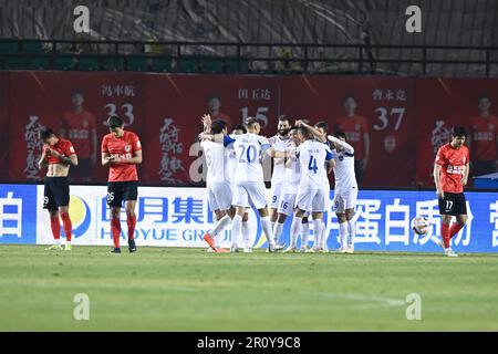 Peking, China. 10. Mai 2023. Die Spieler von Meizhou Hakka feiern ihr Tor bei einem 2023. Staffel-Spiel der Chinese Football Association Super League (CSL) mit 6. Runden zwischen Changchun Yatai und Meizhou Hakka in Changchun in der nordchinesischen Provinz Jilin am 10. Mai 2023. Kredit: Yan Linyun/Xinhua/Alamy Live News Stockfoto