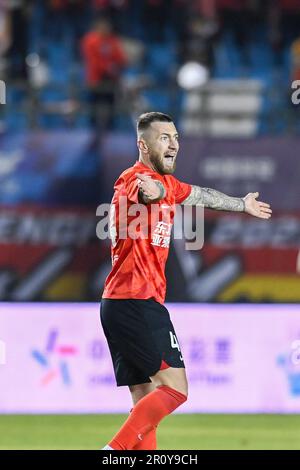 Peking, China. 10. Mai 2023. Peter Zulj von Changchun Yatai Gesten während eines 2023. Saison China Football Association Super League (CSL) 6.-Runden-Spiels zwischen Changchun Yatai und Meizhou Hakka in Changchun in der nordchinesischen Provinz Jilin am 10. Mai 2023. Kredit: Yan Linyun/Xinhua/Alamy Live News Stockfoto