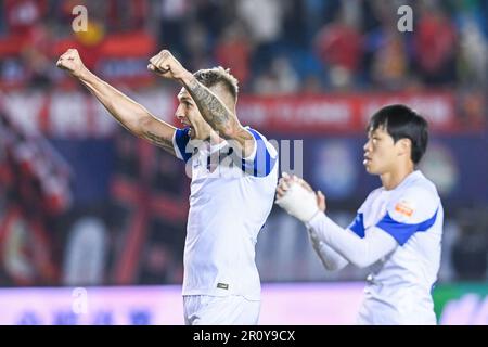 Peking, China. 10. Mai 2023. Rade Dugalic (L) von Meizhou Hakka reagiert nach einem 2023. Saison langen Spiel der Chinese Football Association Super League (CSL) mit 6. Runden zwischen Changchun Yatai und Meizhou Hakka in Changchun in der nordchinesischen Provinz Jilin am 10. Mai 2023. Kredit: Yan Linyun/Xinhua/Alamy Live News Stockfoto