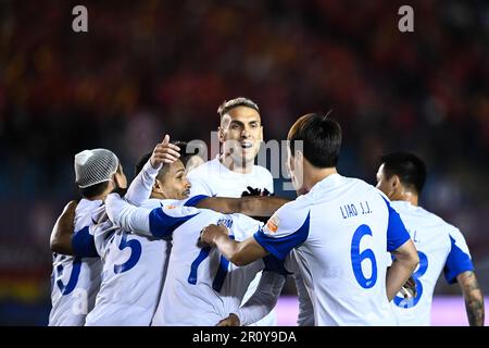 Peking, China. 10. Mai 2023. Die Spieler von Meizhou Hakka feiern ihr Tor bei einem 2023. Staffel-Spiel der Chinese Football Association Super League (CSL) mit 6. Runden zwischen Changchun Yatai und Meizhou Hakka in Changchun in der nordchinesischen Provinz Jilin am 10. Mai 2023. Kredit: Yan Linyun/Xinhua/Alamy Live News Stockfoto