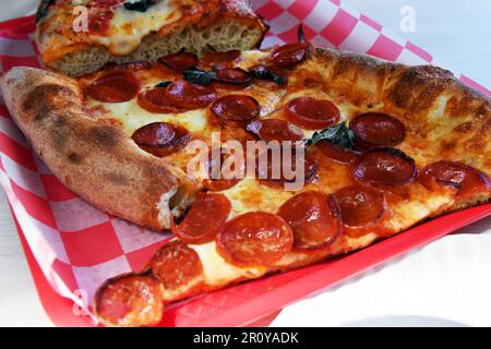 Pizza Slice – Straßenszene New York City – USA Stockfoto