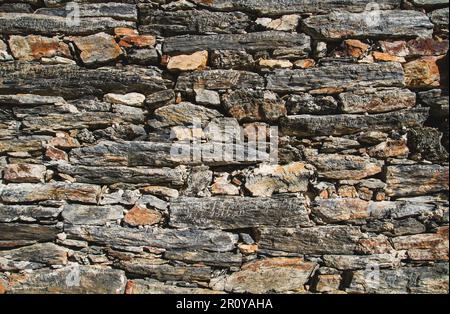 Alte traditionelle Mauermauer aus Mauerwerk in Galicien, Spanien Stockfoto